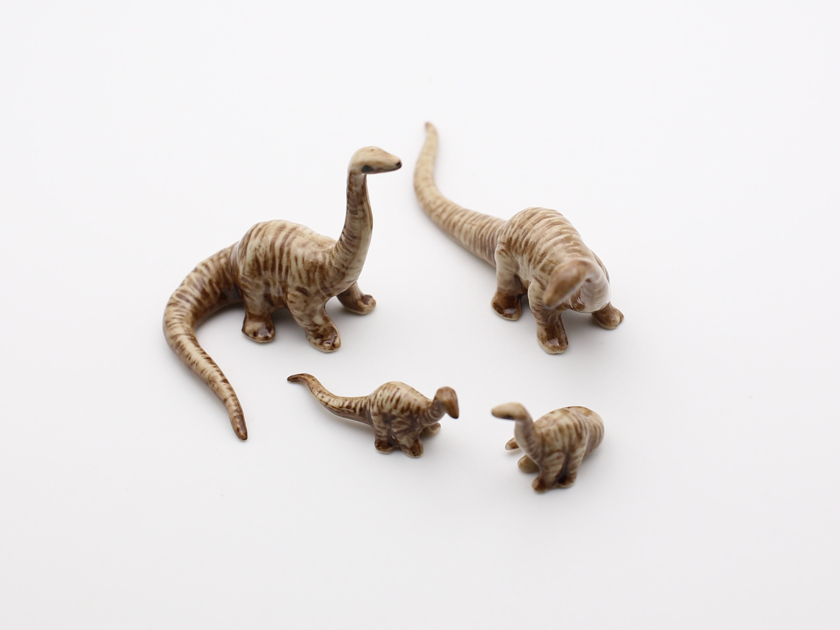 手描きの陶器製ブラキオサウルスファミリーフィギュア：恐竜装飾、4体