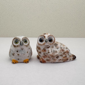 Handbemalte Keramik Eulenfiguren Duo - Miniatur Sammler Vögel mit detaillierten Federn