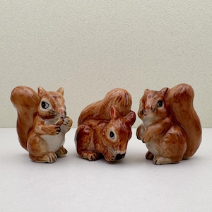 Woodland Squirrel Figurine Trio – Hand-Painted Ceramic Animal Decor, Perfect Gift for Nature Lovers and Figurine Collectors