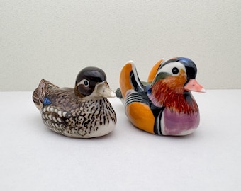 Statuette di anatre mandarine in ceramica dipinte a mano: simbolo d'amore