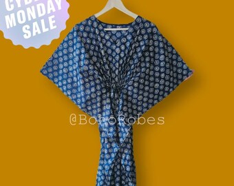 Caftán de algodón con estampado floral índigo: pareo playero estilo bohemio.
