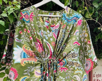 Vestido caftán de algodón con estampado floral verde: un pareo playero de estilo bohemio.