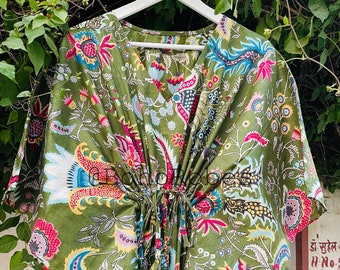 Caftán de algodón con estampado floral verde: un look playero bohemio.