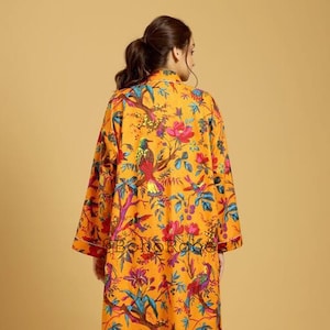 黄色い鳥のプリント 100% コットン着物、花嫁介添人ローブ、着物カーディガン、コットンバスローブ、ウェディングローブ、Ofmd ローブ、私たちの国旗は死を意味します