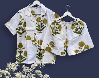 Completo pigiama corto in cotone con stampa floreale: abbigliamento da notte comodo da donna