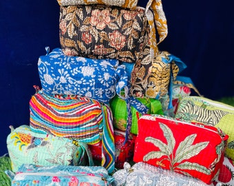 Puede incluir: Una pila de bolsas de tela acolchadas de colores con patrones florales y geométricos. Las bolsas tienen cierres de cremallera y son perfectas para guardar objetos pequeños.