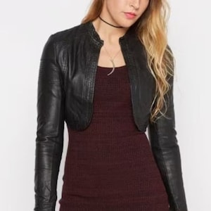 Femmes et filles 100% cuir d'agneau véritable de haute qualité fait main court boléro boléro haussement d'épaules veste de motard coupe slim à manches longues beau look