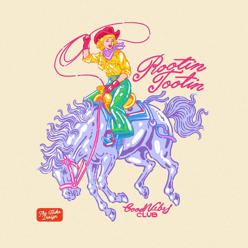 K&ouml;nnte beinhalten: Illustration einer Cowgirl auf einem Pferd, das ein Lasso h&auml;lt. Das Cowgirl tr&auml;gt ein gelbes Hemd, gr&uuml;ne Hosen und einen roten Hut. Das Pferd ist hellviolett mit einem rosa Zaumzeug. Der Text lautet "Rootin Tootin" und "Good Vibes Club".