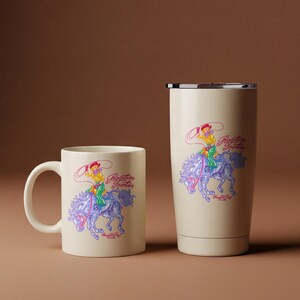 K&ouml;nnte beinhalten: Eine cremefarbene Kaffeetasse und ein Becher mit einem Cartoon-Cowboy, der mit einem Lasso auf einem Pferd reitet. Das Design enth&auml;lt den Text "Rootin' Tootin' Good Ol' Club" in einem farbenfrohen Vintage-Stil.