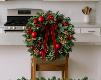 Corona navideña de frutos rojos: elegante decoración invernal para la puerta, guirnalda a juego.