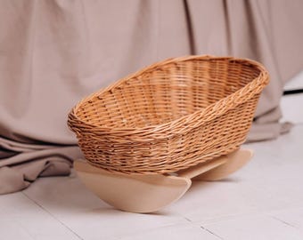 Passeggino Per Bambole In Vimini LittleWoodShopEu – Culla Portatile Per Fotografie E Giochi – Color Crema - Foto 3