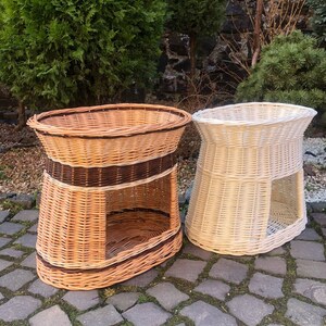 Peut inclure: Deux paniers en osier avec une d&eacute;coupe sur le c&ocirc;t&eacute;. Un panier est de couleur brun naturel et l'autre est blanc.