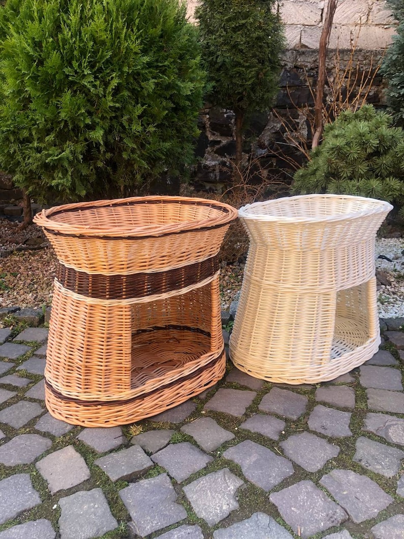 Peut inclure: Deux paniers en osier avec une d&eacute;coupe sur le c&ocirc;t&eacute;. Un panier est de couleur brun naturel et l'autre est blanc.