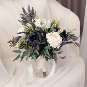 Ramo de dama de honor verde salvia marfil negro, decoración de boda gótica, ramo de flores falsas, flores únicas para siempre