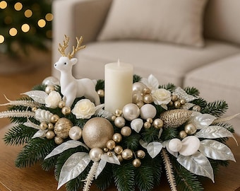 Centro de mesa con velas navideñas: Arreglo de mesa navideño con renos dorados y blancos