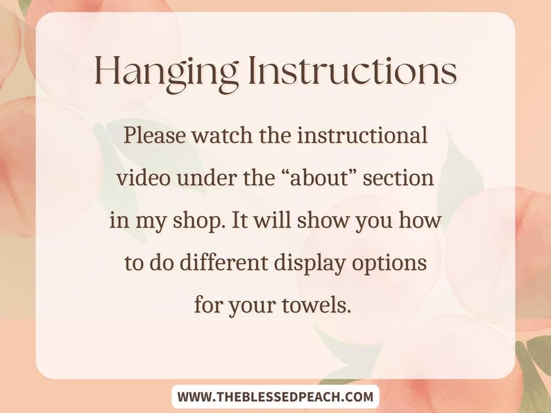 Op de afbeelding: Een perzikkleurige achtergrond met een wit rechthoek met tekst die luidt "Hanging Instructions" en "Kijk de instructievideo onder de "about" sectie in mijn winkel. Het laat je zien hoe je verschillende weergaveopties voor je handdoeken kunt maken." De tekst bevat ook het websiteadres "www.theblessedpeach.com".