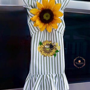 Kitchen Towel with sunflower and Bee, stay put towel, dish towel with bees, stove/oven handle towel, hanging hand towel, bee kitchen decor