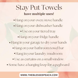 Op de afbeelding: Een roze en groene bloemengrafiek met de tekst "Stay Put Towels have multiple uses!" en een lijst met toepassingen voor de handdoeken, waaronder ophangen aan ovenhandgrepen, vaatwasserhandgrepen, koelkastgrepen en gebruiken als gordijnen voor een klein raam. De tekst onderaan de grafiek luidt "WWW.THEBLESSEDPEACH.COM".