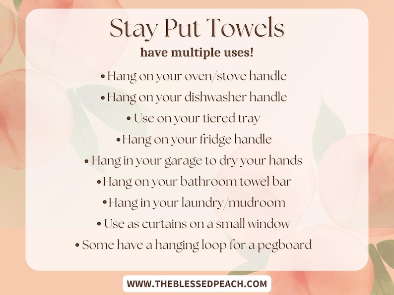 Op de afbeelding: Een roze en groene bloemengrafiek met de tekst "Stay Put Towels have multiple uses!" en een lijst met toepassingen voor de handdoeken, waaronder ophangen aan ovenhandgrepen, vaatwasserhandgrepen, koelkastgrepen en gebruiken als gordijnen voor een klein raam. De tekst onderaan de grafiek luidt "WWW.THEBLESSEDPEACH.COM".
