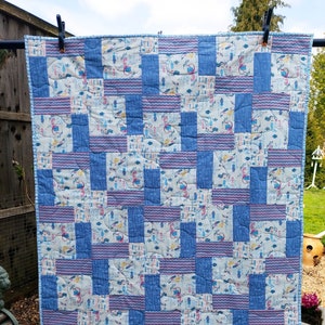Försvinnande sjöjungfrur. Handgjort lapptäcke till spjälsäng, lekmatta, babyshowerpresent.