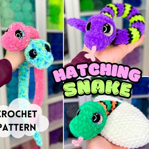 Puede incluir: Patrón de crochet para un juguete amigurumi de serpiente que está naciendo. El patrón incluye tres diseños de serpientes diferentes: una serpiente rosa y azul, una serpiente morada con rayas verdes y una serpiente verde con rayas naranjas que nace de un huevo blanco.