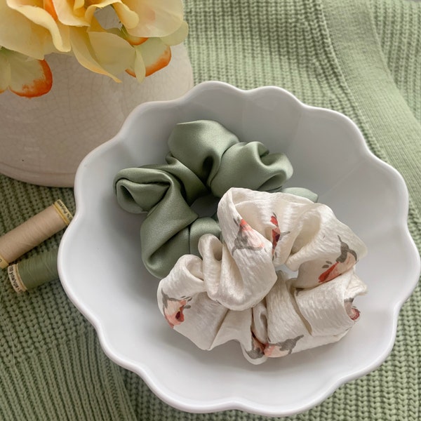Salbei Grüne Seide Scrunchie - SAGE | FLORAL - 100% Seide Satin Haar accessoire Handmade Haar Scrunchy Schwarz Owned
