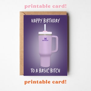 Könnte beinhalten: Eine Grußkarte mit lila Hintergrund und einer Illustration eines lavendelfarbenen Stanley-Bechers. Die Karte lautet "HAPPY BIRTHDAY TO A BASIC BITCH" in weißem Text. Die Worte "printable card!" stehen oben und unten.