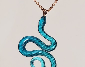 Naszyjnik z żywicy w kształcie węża