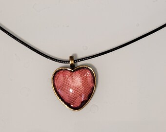 Naszyjnik z wisiorkiem w kształcie serca węża