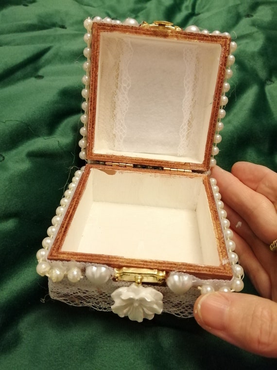 Pearl and Velvet Ring Box | David's Bridal