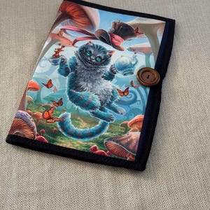 Portada de libro de aventuras, portada de letra con relieve del gato de Cheshire