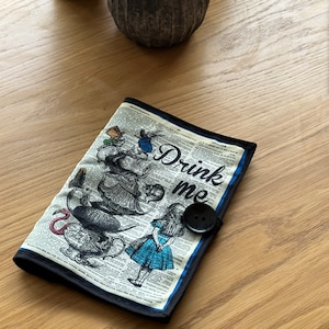 Couverture du livre Alice au pays des merveilles, bois-moi, pochette pour livre Alice au pays des merveilles, cadeau chat du Cheshire, copain de lecture, cadeau d&#39;anniversaire Alice au pays des merveilles
