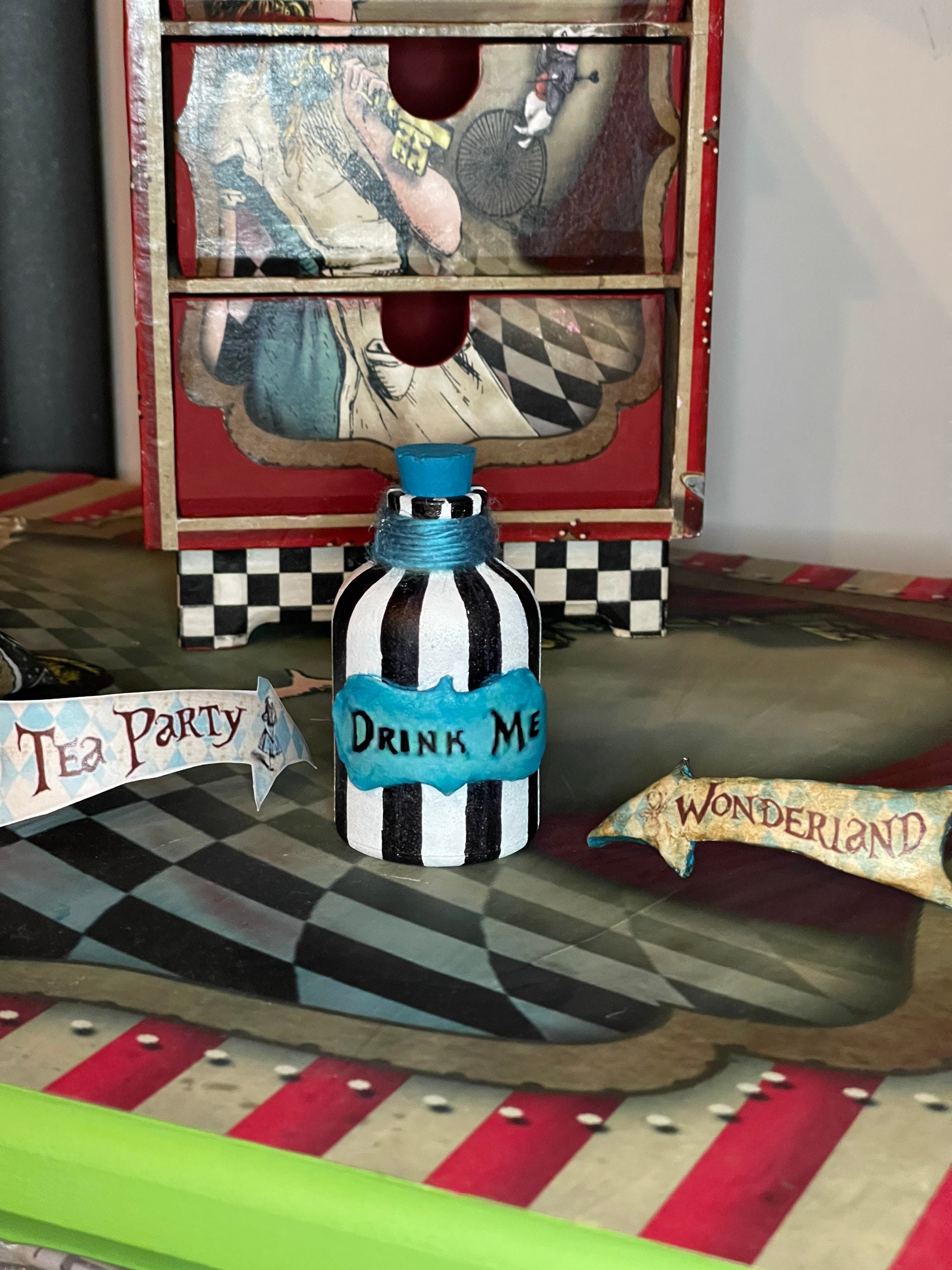 Alice In Wonderland Drink Me Bottles - Italia