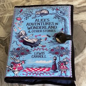 Pochette de livre Alice au pays des merveilles avec fermeture à bouton, Book Buddy, couverture de livre, cadeau d&#39;anniversaire Alice au pays des merveilles, sac de livre
