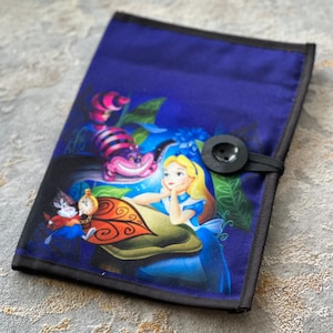 Alice au pays des merveilles, pochette pour livre Alice avec fermeture à bouton, protège-livre, support, pochette pour livre rembourrée, pochette pour tablette, livre pour livre, ami de livre