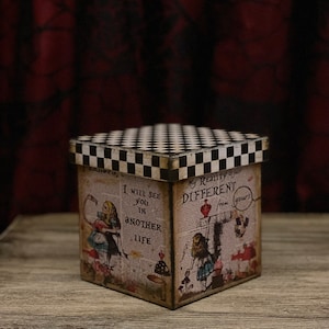 Vintage Alice in Wonderland Jewelry box, Alice in Wonderland jewelry box, Rings holder, Lewis Carrol, pencil box