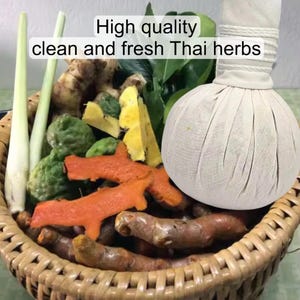 Puede incluir: Una cesta de mimbre llena de hierbas tailandesas frescas, incluyendo cúrcuma, jengibre y limoncillo. Una bola de tela blanca está a la derecha. El texto de la imagen dice: "High quality clean and fresh Thai herbs."