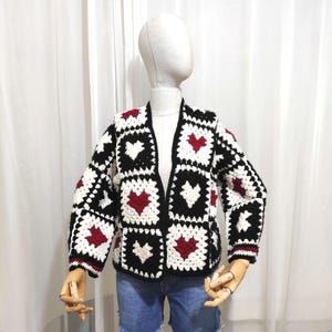 Cardigan coeur au crochet, cadeau Saint-Valentin, cardigan carré grand-mère au crochet fait main, cadeau pour elle