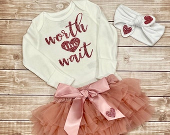 Conjunto para niña que vale la pena esperar, body con brillantina, cubrepañal con volantes y diadema