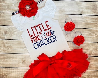 4. Juli Baby Outfit, kleiner Feuerknacker Bodysuit, Rüschen Windel Cover, Stirnband, Sandalen