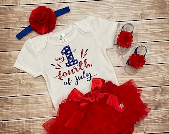 Mi primer conjunto para el 4 de julio: body, cubrepañal con volantes, diadema y sandalias.
