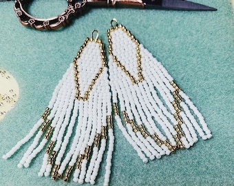 Pendientes de flecos blancos y dorados