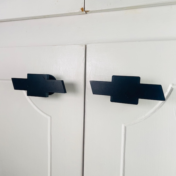 Tirador y pomo para cajón de Chevy – Logotipo de corbatín de Chevy – Decoración para el hogar, el garaje y la cocina – Regalos Chevy para amantes de los coches NASCAR