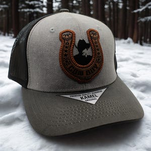 Peut inclure: Ensemble de trois tasses en céramique avec une finition mate et mouchetée. Les tasses sont dans des tons crème, gris clair et gris foncé. Chaque tasse a un design simple et minimaliste, parfait pour le café ou le thé.