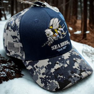 Amerikanska flottan Seabees blå kamouflagehatt. Seabees veterankeps. Seabees-present. Marinblå Seabees "kan göra"-hatt. Hatt för veteraner. Amerikansk flotta keps. Seabees-hatt
