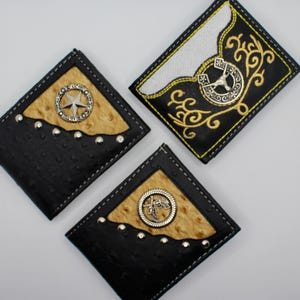 Cartera plegable de cuero estilo western para hombre: billetera vaquera hecha a mano con concho metálico y bordado; billetera duradera estilo rodeo con encanto rústico.