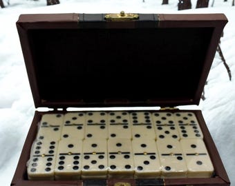 Domino Set mit Koffer. Klassische Doppelsechs Dominosteine in Kunstleder Box. Geschenk für Papa. Retro Familienspiel. Reise Spiel Set Vintage Dominos Set