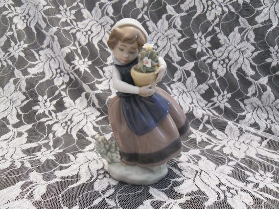 リヤドロ「春が来た」フィギュア、花かごを持った少女。# 5223 - Etsy