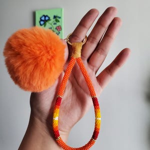 Llavero de cuentas con pompón, color naranja / Llaveros / Pulsera de cuentas / Llavero con pompón