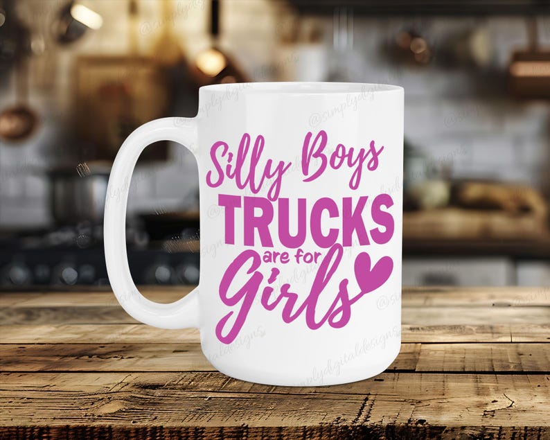 Op de afbeelding: Witte keramische mok met een roze ontwerp met de tekst "Silly Boys Trucks are for Girls" met een roze hart.
